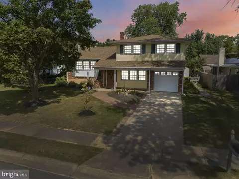 3 Leafy Ln, Newark, DE 19702
