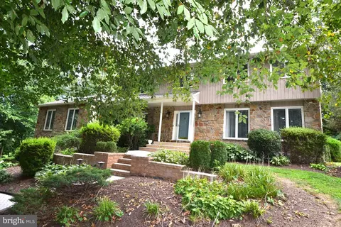 6 Warner Ct, Newark, DE 19711