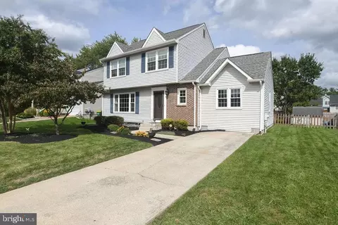 5 Oakwood Cir, Newark, DE 19702