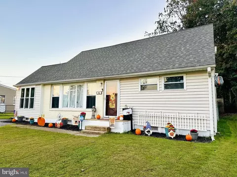 6 Swanson Dr, Wilmington, DE 19808