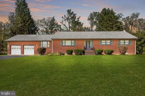 636 Montgomery Woods Dr, Hockessin, DE 19707