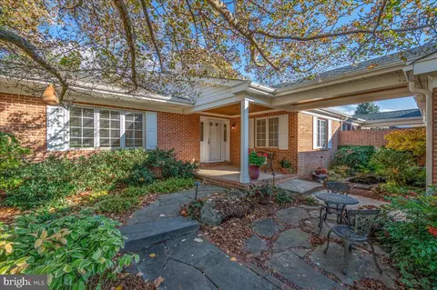 10 Stone Tower Ln, Wilmington, DE 19803