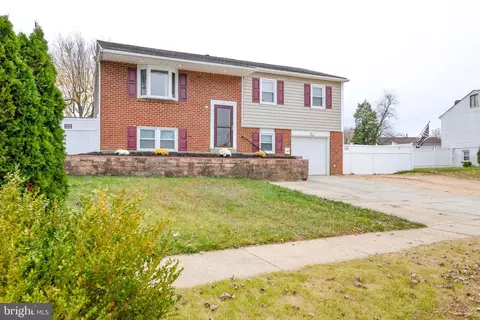 4 Guenever Dr, New Castle, DE 19720