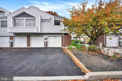 2602 Creekside Dr, Newark, DE 19711