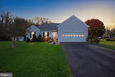 33 Summerfield Ln, New Castle, DE 19720