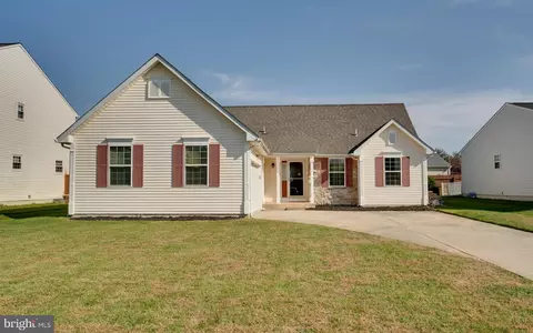 24 Charles Dr, New Castle, DE 19720