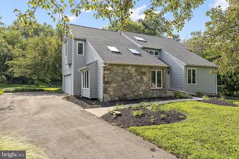 104 Country Flower Rd, Newark, DE 19711
