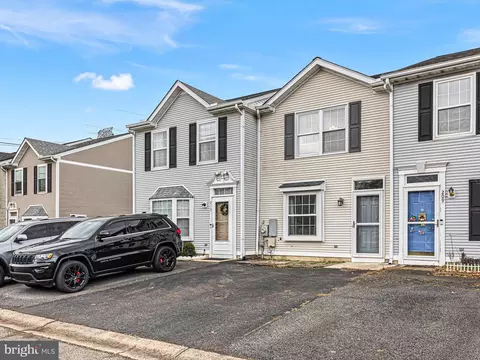 211 Fieldstone Ln, Newark, DE 19702