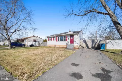 1108 Birchwood Dr, Newark, DE 19713 photo 2