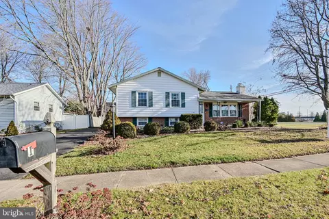 1 Rolling Dr, Newark, DE 19713