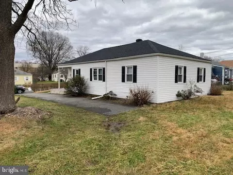 65 Robinson Dr, New Castle, DE 19720