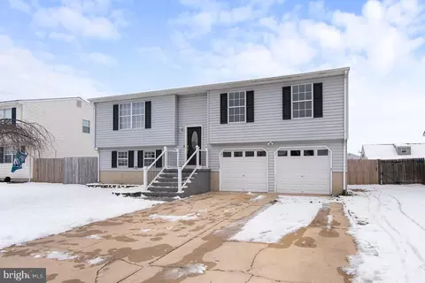 21 W Country Ln W, Newark, DE 19702