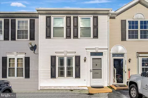 224 Fieldstone Ln, Newark, DE 19702