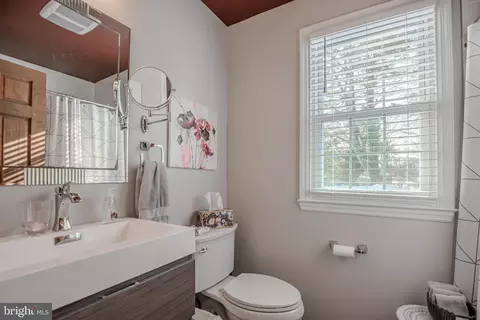Bath - 211 Hanover Pl, Newark, DE 19711 photo 3 of 3