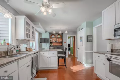 Kitchen - 211 Hanover Pl, Newark, DE 19711 photo 5 of 6