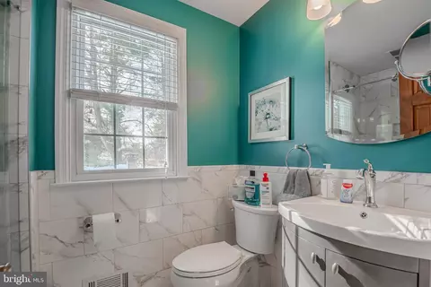 Bath - 211 Hanover Pl, Newark, DE 19711 photo 2 of 3