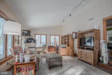 Living - 211 Hanover Pl, Newark, DE 19711 photo 2 of 3