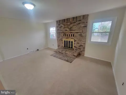 Living - 40 Vansant Rd, Newark, DE 19711 photo 2 of 3