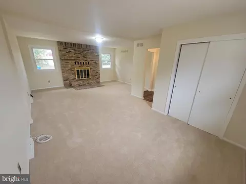 Living - 40 Vansant Rd, Newark, DE 19711 photo 3 of 3