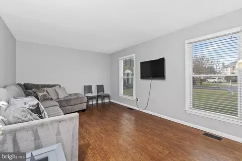 Living - 35 Sumac Ct, Newark, DE 19702 photo 3 of 6