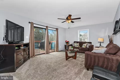 Living - 35 Sumac Ct, Newark, DE 19702 photo 5 of 6