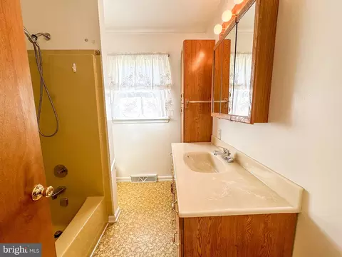 Bath - 4 Kipling Dr, Newark, DE 19702 photo 1 of 3