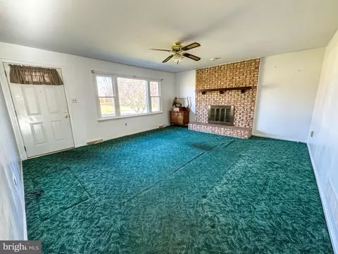 Living - 4 Kipling Dr, Newark, DE 19702 photo 1 of 2