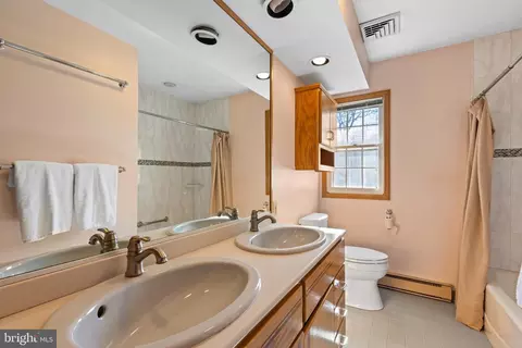 Bath - 26 Queens Way, Newark, DE 19713 photo 1 of 2