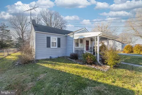 Exterior - 8 Robert Rd, New Castle, DE 19720 photo 6 of 7