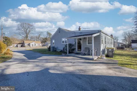 8 Robert Rd, New Castle, DE 19720