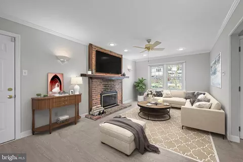 Living - 817 Rock Ln, Newark, DE 19713 photo 4 of 4