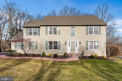 8 Stonebridge Dr, Hockessin, DE 19707