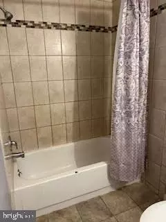 Bath - 16 Yew Rd, Newark, DE 19702 photo 3 of 4