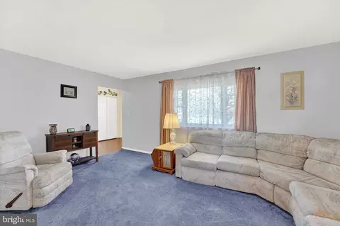 Living - 22 Warren Dr, Newark, DE 19702 photo 4 of 6
