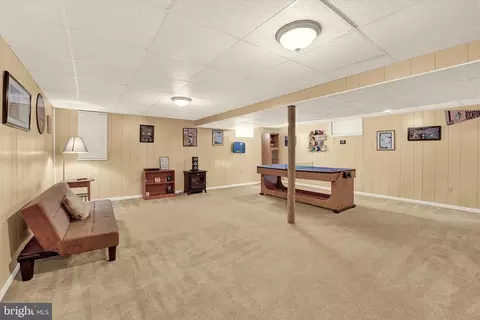 Living - 22 Warren Dr, Newark, DE 19702 photo 6 of 6