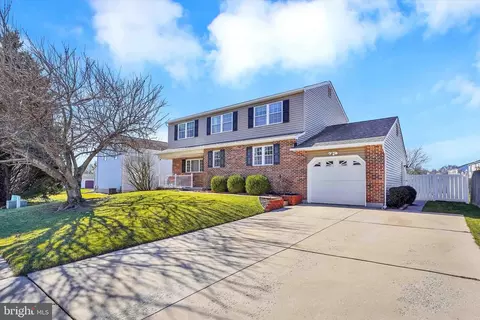 Exterior - 22 Warren Dr, Newark, DE 19702 photo 2 of 12