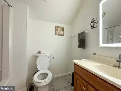 Bath - 4 Whitehaven Ct, Newark, DE 19711 photo 2 of 4
