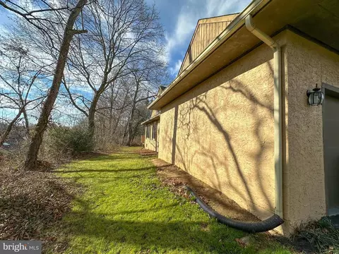 Exterior - 4 Whitehaven Ct, Newark, DE 19711 photo 4 of 9