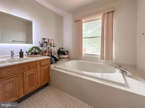 Bath - 4 Whitehaven Ct, Newark, DE 19711 photo 3 of 4
