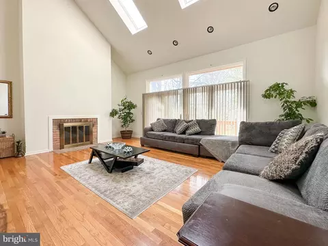 Living - 4 Whitehaven Ct, Newark, DE 19711 photo 3 of 5
