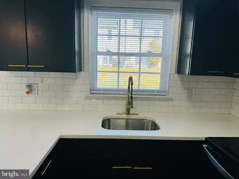 Kitchen - 7 Stark Ct, Newark, DE 19702 photo 6 of 10
