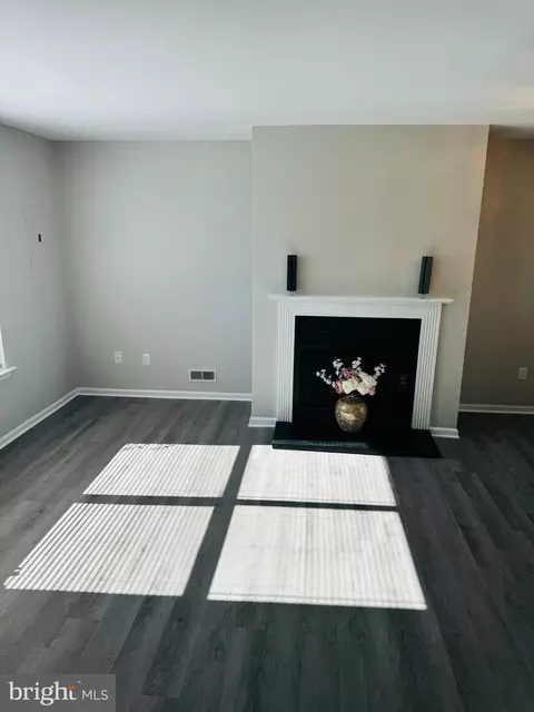 Living - 7 Stark Ct, Newark, DE 19702 photo 1 of 3