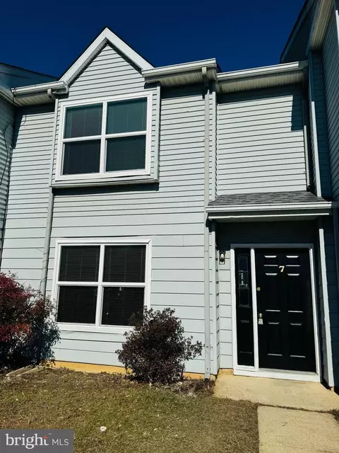 7 Stark Ct, Newark, DE 19702