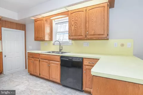 Kitchen - 11 Maple Ave, Newark, DE 19711 photo 4 of 12