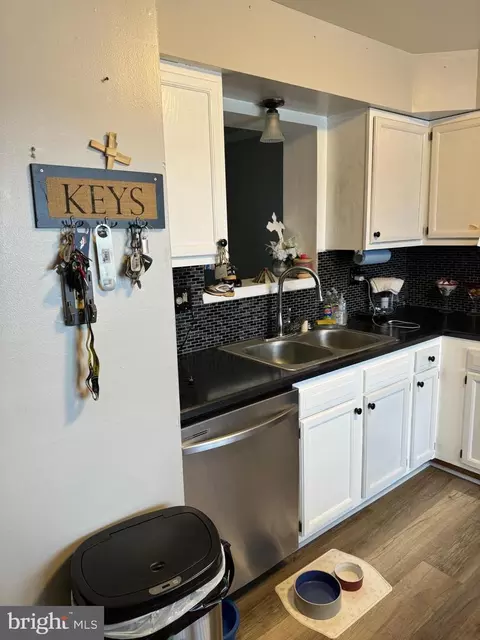 Kitchen - 22 E Perpen Ct, Newark, DE 19702 photo 2 of 2