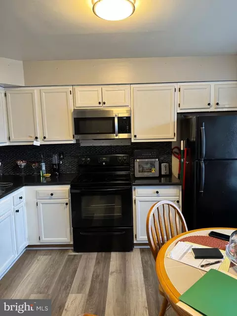 Kitchen - 22 E Perpen Ct, Newark, DE 19702 photo 1 of 2