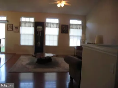 Living - 414 Glenturret Way, Townsend, DE 19734 photo 2 of 5