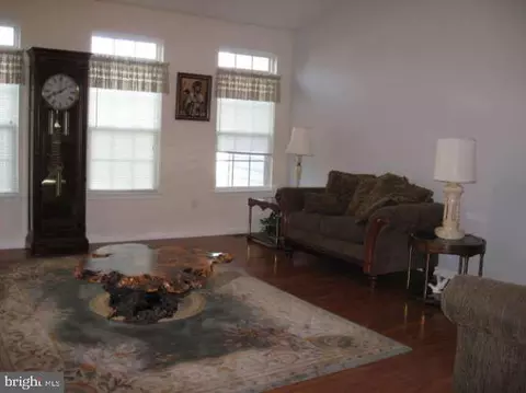 Living - 414 Glenturret Way, Townsend, DE 19734 photo 3 of 5