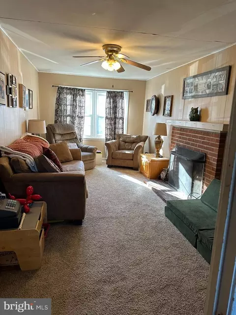 Living - 3 Anita Dr, Newark, DE 19713 photo 2 of 7