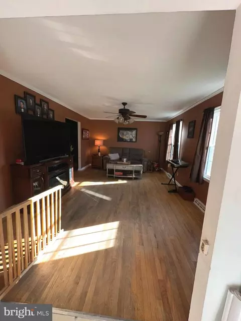 Living - 3 Anita Dr, Newark, DE 19713 photo 3 of 7